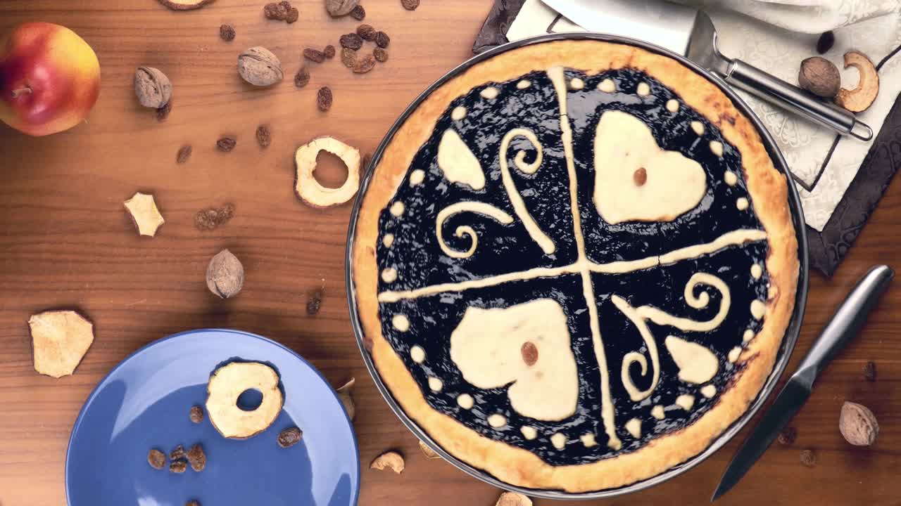 pastel tradicional checo "kolac" girando en una mesa de madera