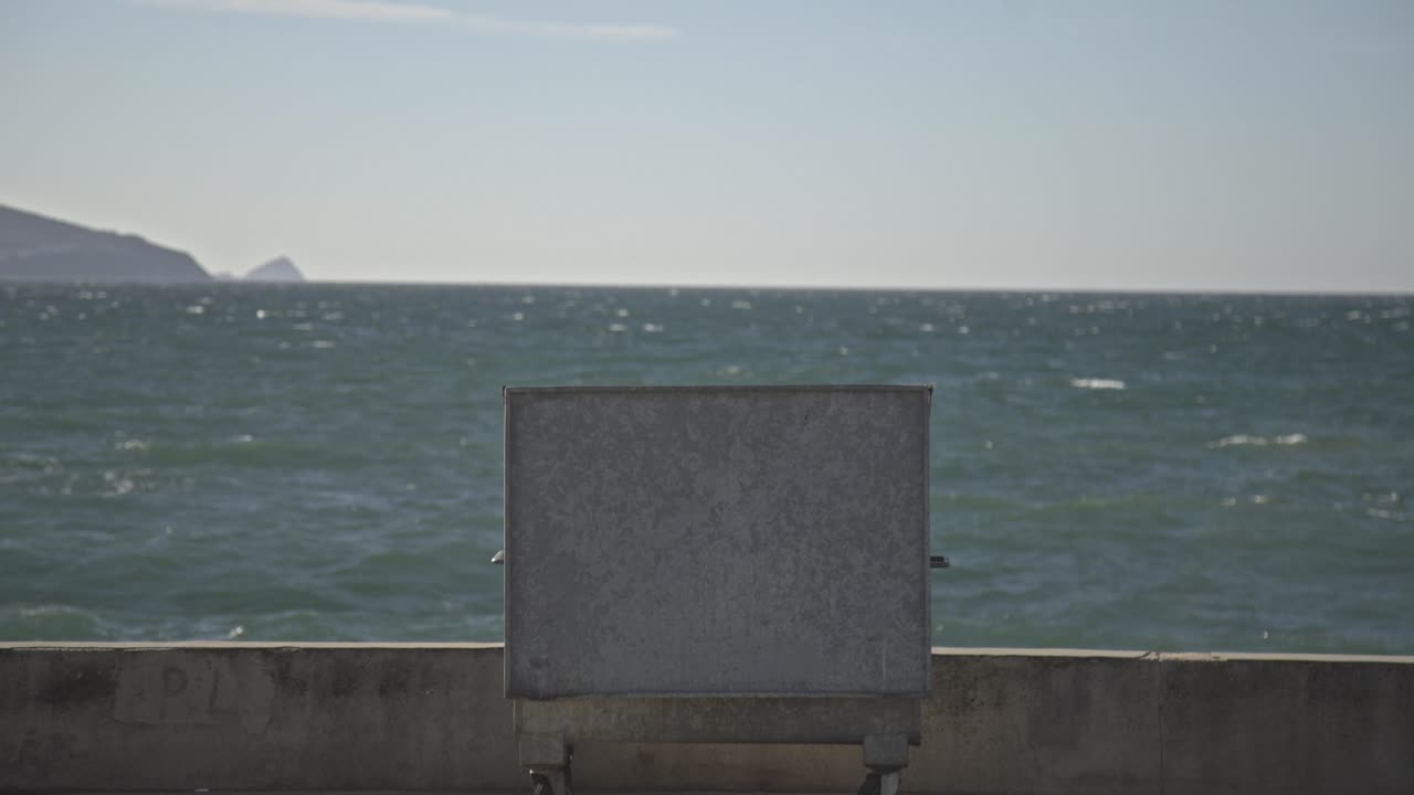 해변 에 있는 도로 에 서 있는 쓰레기통