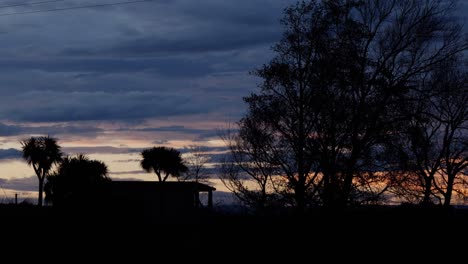 Sonnenuntergang-In-Neuseeland-Mit-Rotem-Himmel-Und-Schönem-Vordergrund