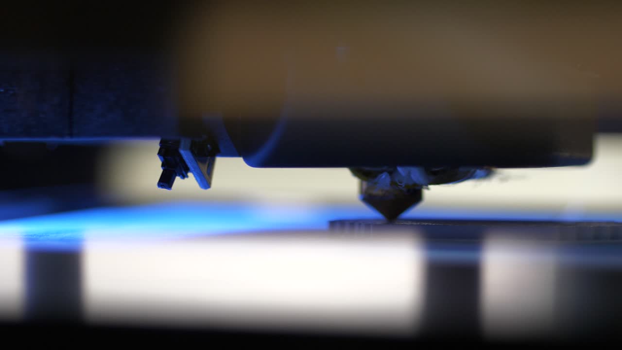 головка 3d-принтера в действии, крупный план