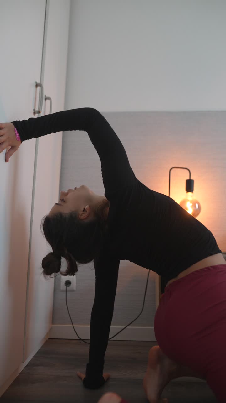 침실에서 스트레칭하는 여자