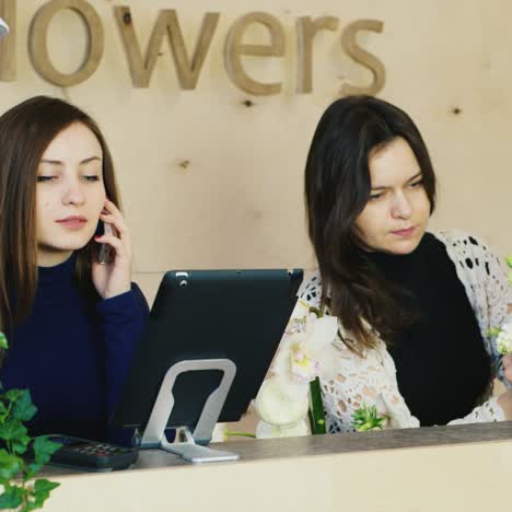 dos mujeres trabajan en una floristería 3