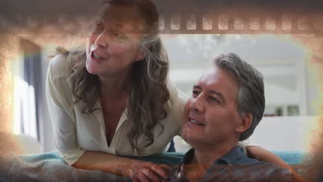 animación de una feliz pareja caucásica de alto nivel viendo televisión sobre el cuadro