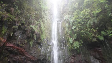 Toma-De-Cascada-En-Madeira,-Cascada-De-Agua-D&#39