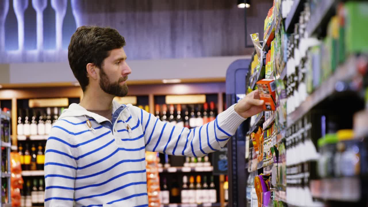 hombre de compras en la sección de comestibles