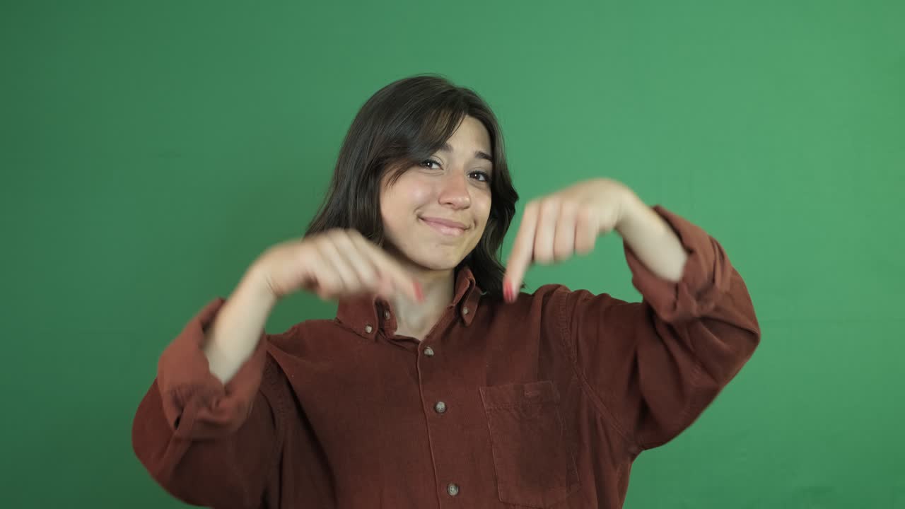 una chica apuntando hacia abajo.