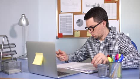 hombre trabajando en un escritorio en una oficina