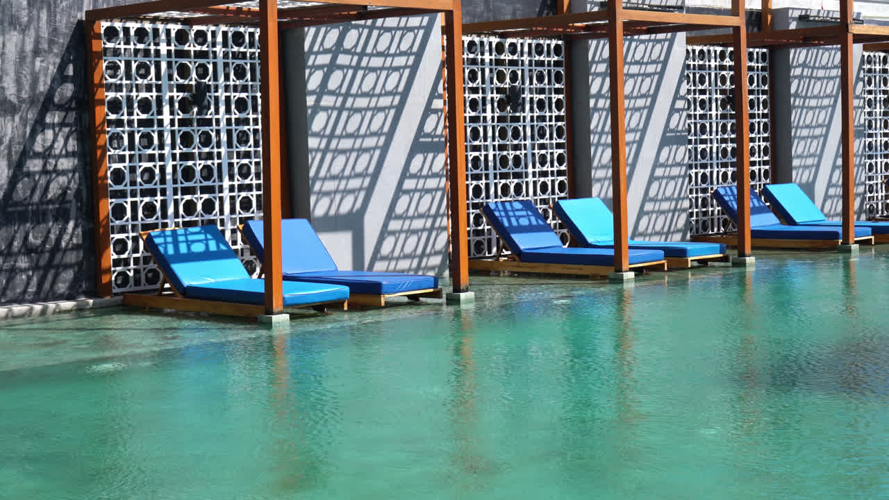 수영장 주변의 침대 수영장 - 공휴일 및 휴가 개념