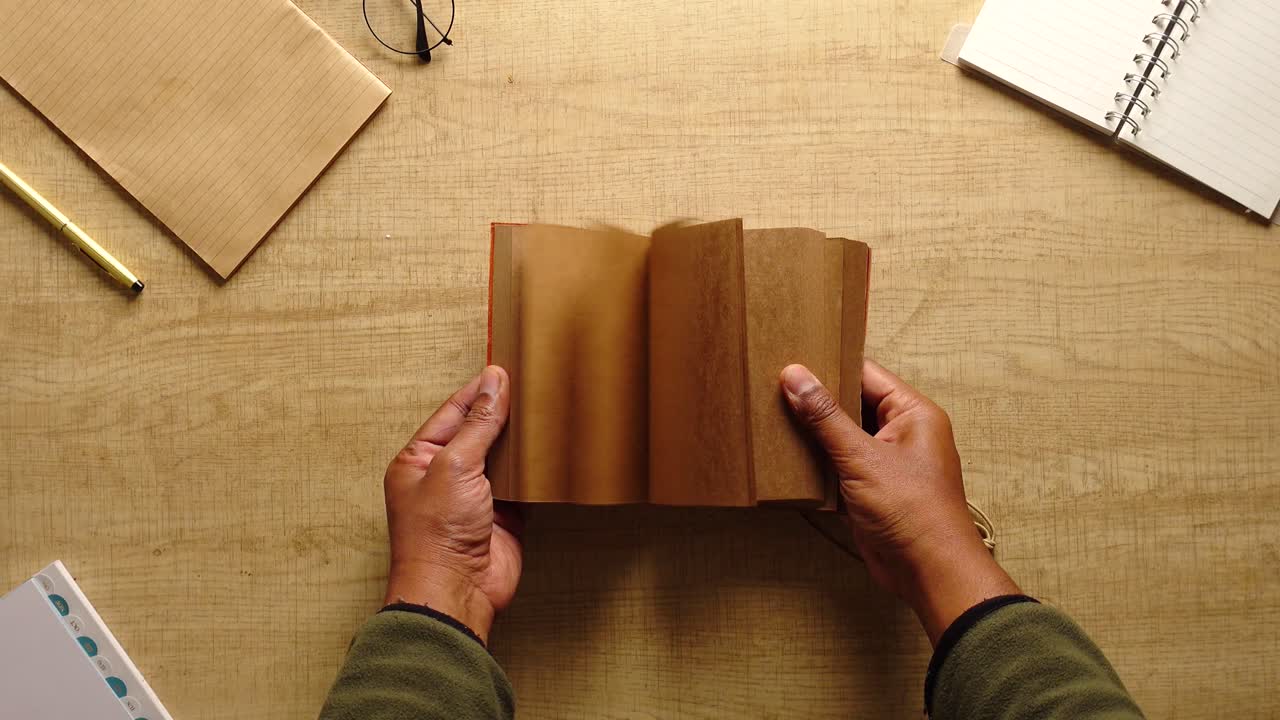 En notesbog, der åbnes på et skrivebord