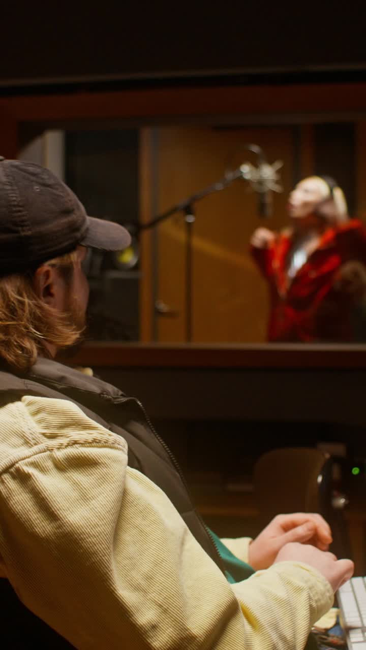 sesión de grabación en un estudio de música profesional