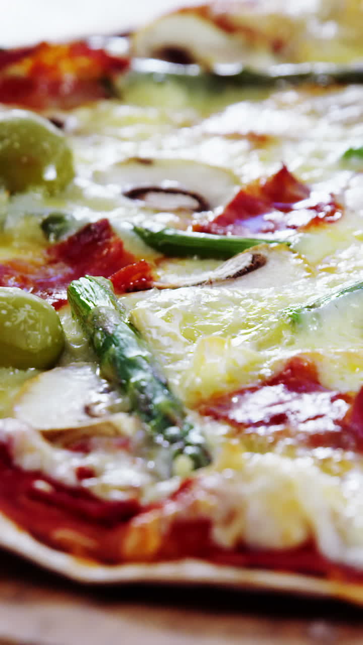 Baked pizza with vegetable toppings