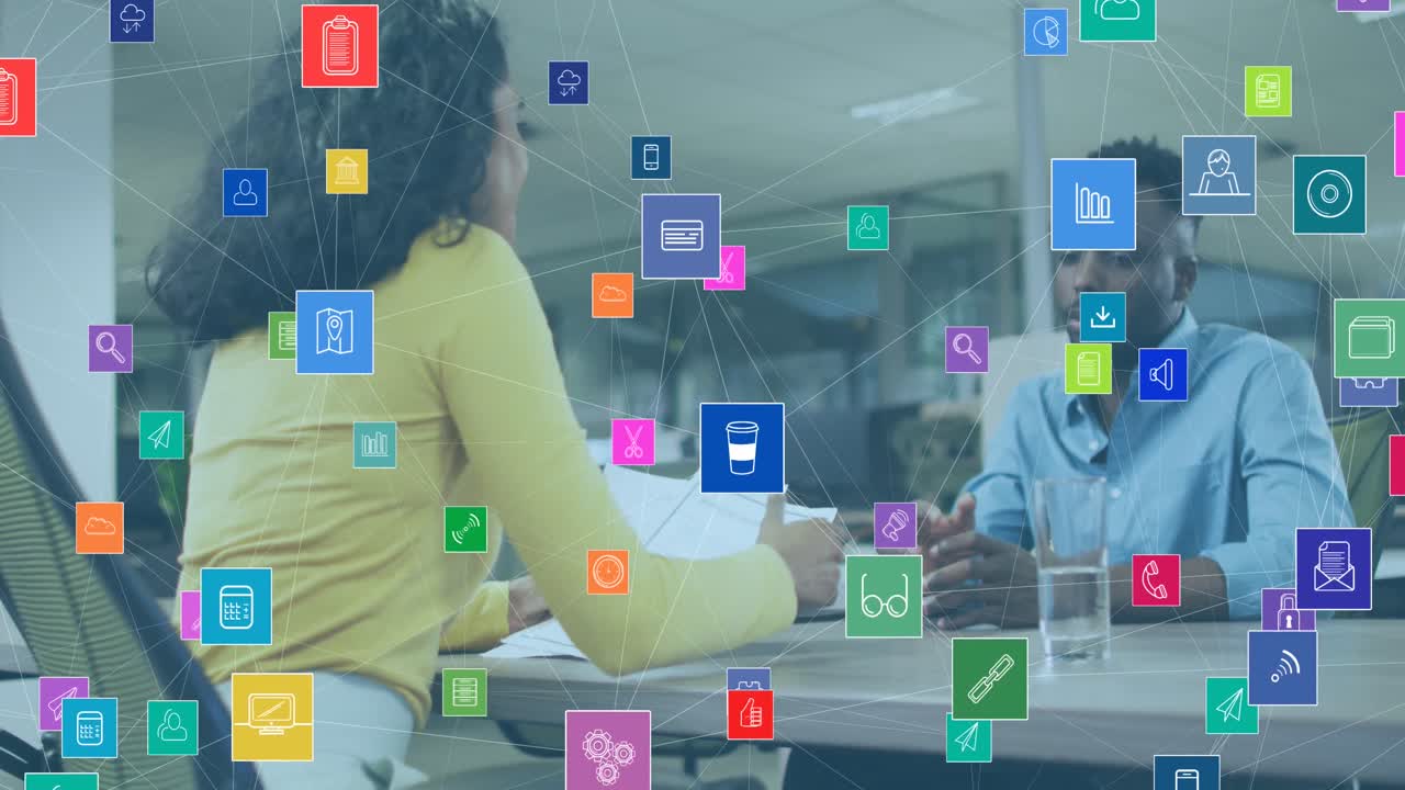 animación de iconos de redes sociales y procesamiento de datos sobre diversas personas de negocios en la oficina