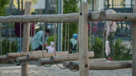 equipo de jardín de juegos de madera con niños