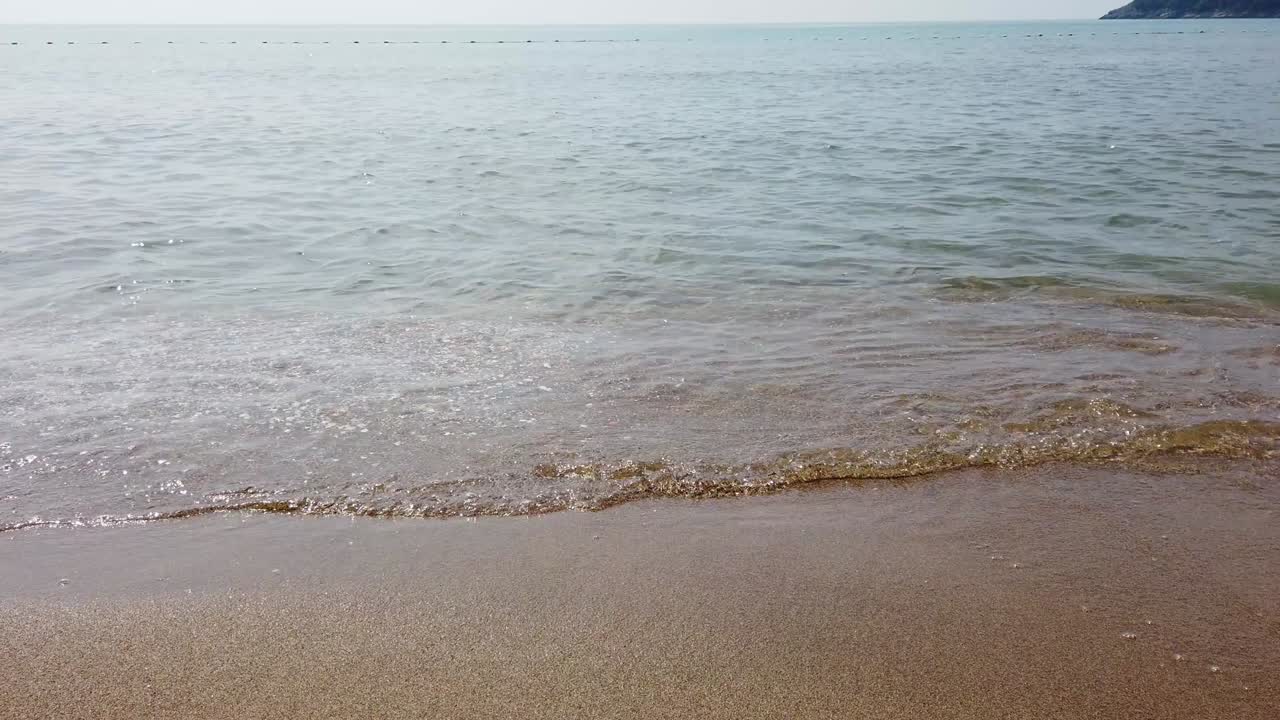 물결은 부드럽게 해변에 어지고, 해가 지는 것처럼 물러납니다. - 터키의 바다 위에서 아름다운 해가 지고 있습니다.