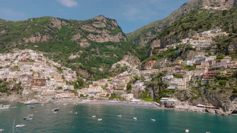 Impresionante-Vista-Aérea-Del-Pueblo-De-Positano-En-La-Costa-De-Amalfi-En-Campania,-Italia-En-Un-Día-Soleado