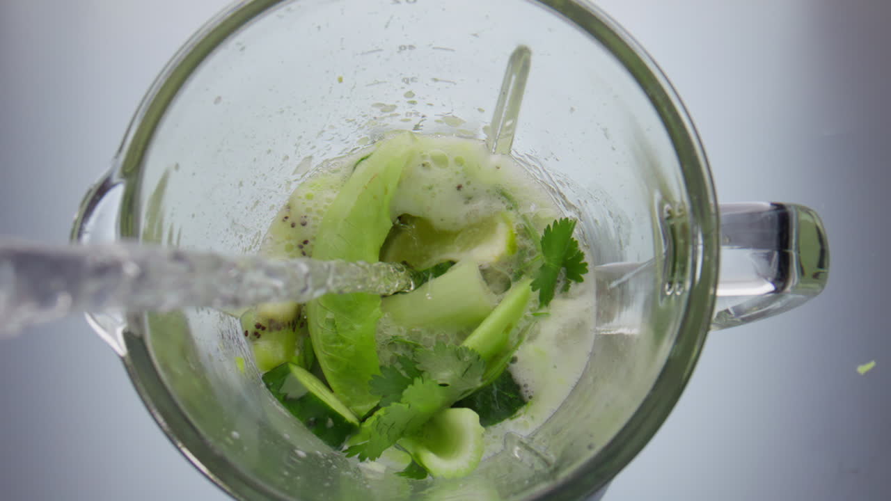 녹색 원시 채소과 과일에 은 물을 부는 서리 어리