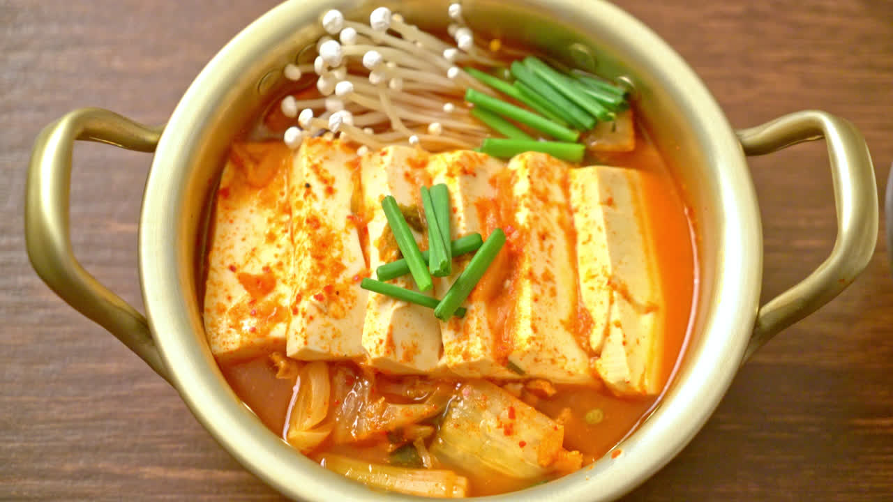 '김치찌개' 또는 부드러운 두부를 곁들인 김치국 또는 한국 김치 스튜 - 한국 전통 음식