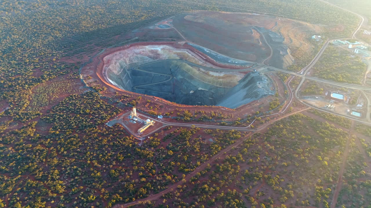 puesta de sol sobre pozo minero, australia