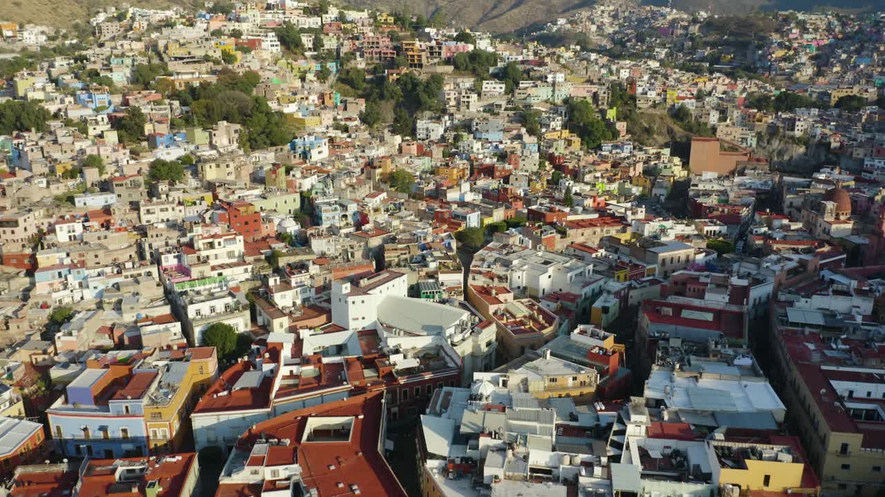 drone revela casas construidas en paisaje montañoso: ciudad de guanajuato, méxico