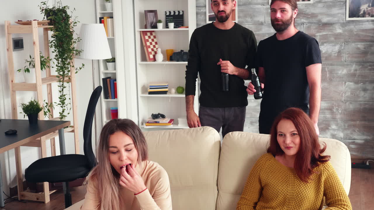 소파 에 앉아 tv 를 보는 아름다운 젊은 여자 들