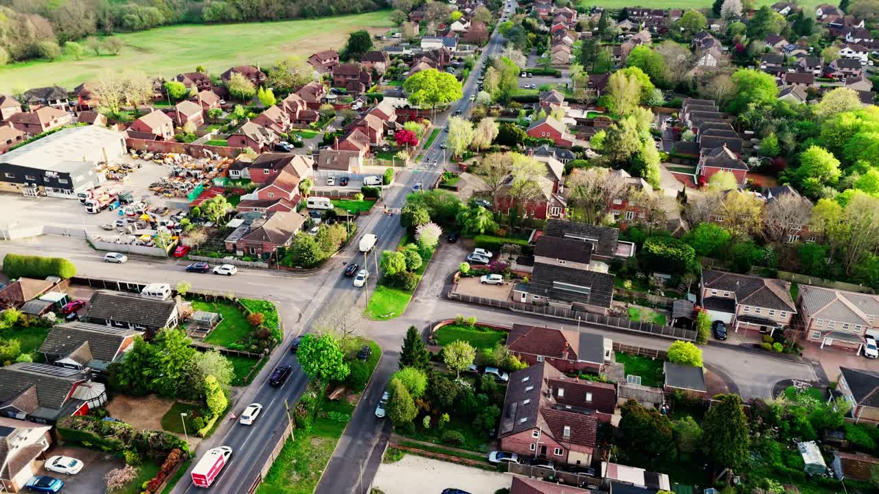 Horton Heath ist ein halbländliches Dorf in Hampshire nahe Eastleigh. Es bietet den Pub Brigadier Gerard, lokale Wälder und große neue umweltfreundliche Wohnsiedlungen. Aufgenommen im Frühling bei Sonnenuntergang