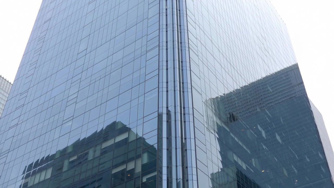 Fachada de Arranha-céu de Vidro Refletindo o Horizonte da Cidade, Painéis de Vidro Azul Reluzentes e Montantes de Aço, Parte Inferior Espelhada