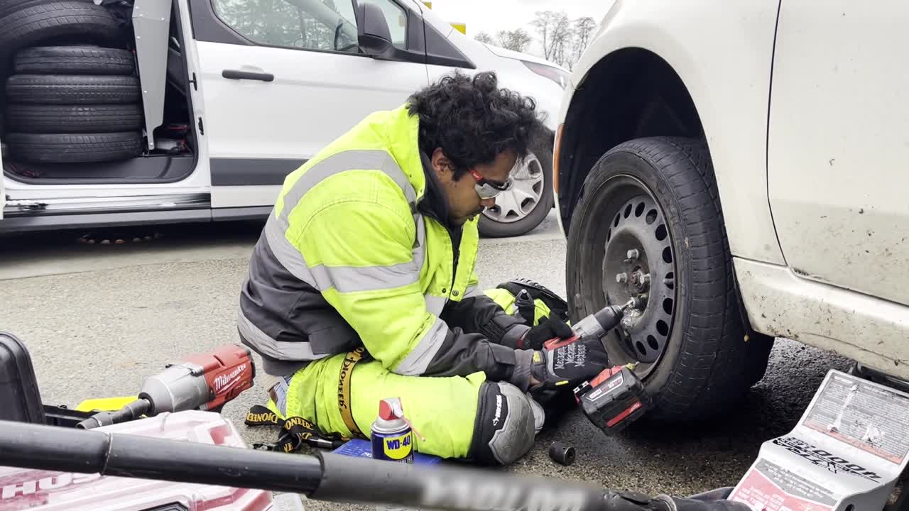 hombre latino trabajando como asistencia en carretera