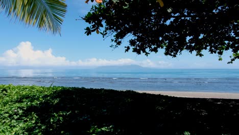 Un-Vistazo-Al-Popular-Destino-Turístico-De-La-Isla-De-Atauro-A-Través-De-árboles-En-Una-Playa-De-Arena-En-La-Ciudad-Capital-De-Dili,-Timor-leste,-Sudeste-Asiático