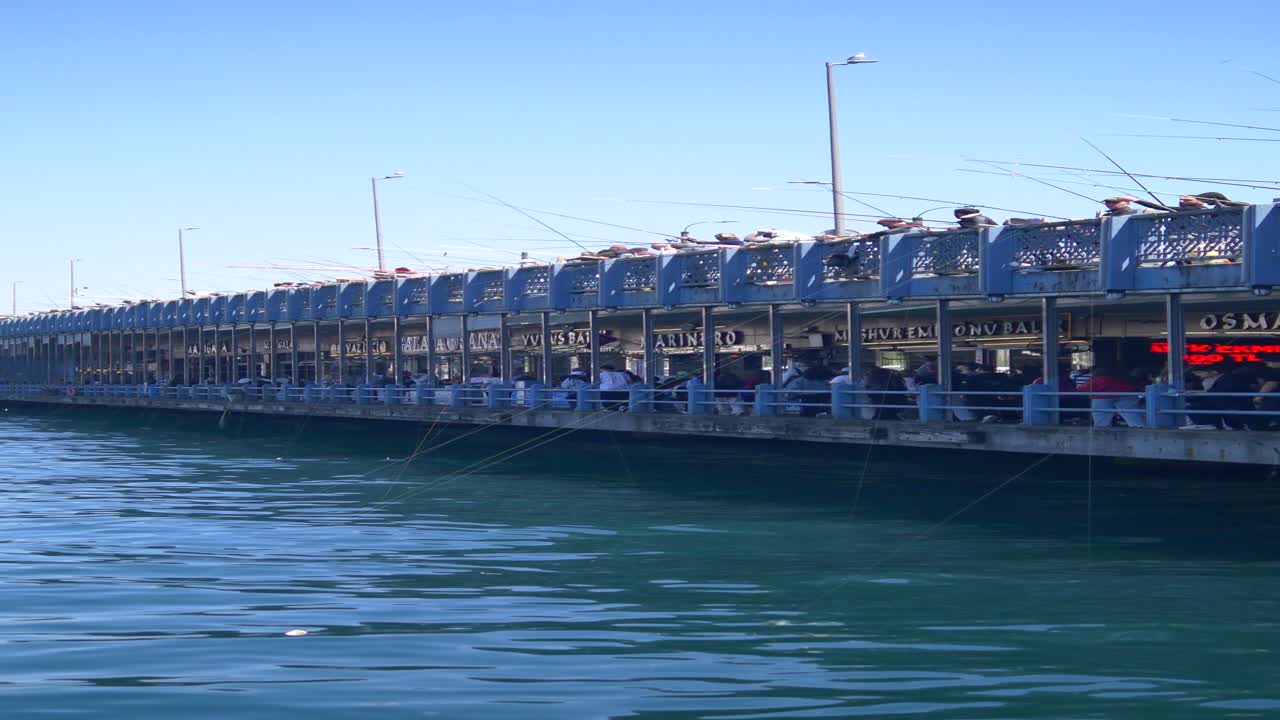 이스탄불 의 갈라타 다리 에서 시 를 하는 사람 들