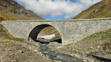 Drone-Volando-Sobre-El-Puente-De-San-Carlos-A-Lo-Largo-De-La-Carretera-A-Iseran,-Alpes-En-Francia