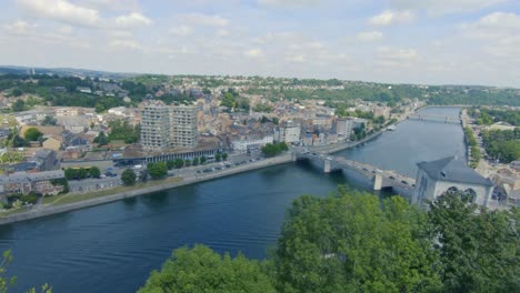 Ver-En-El-Puente-De-Huy-Sobre-El-Maas,-Pont-Roi-Baudouin,-Bélgica,-Ardenas,-Europa,-4k,-50fps