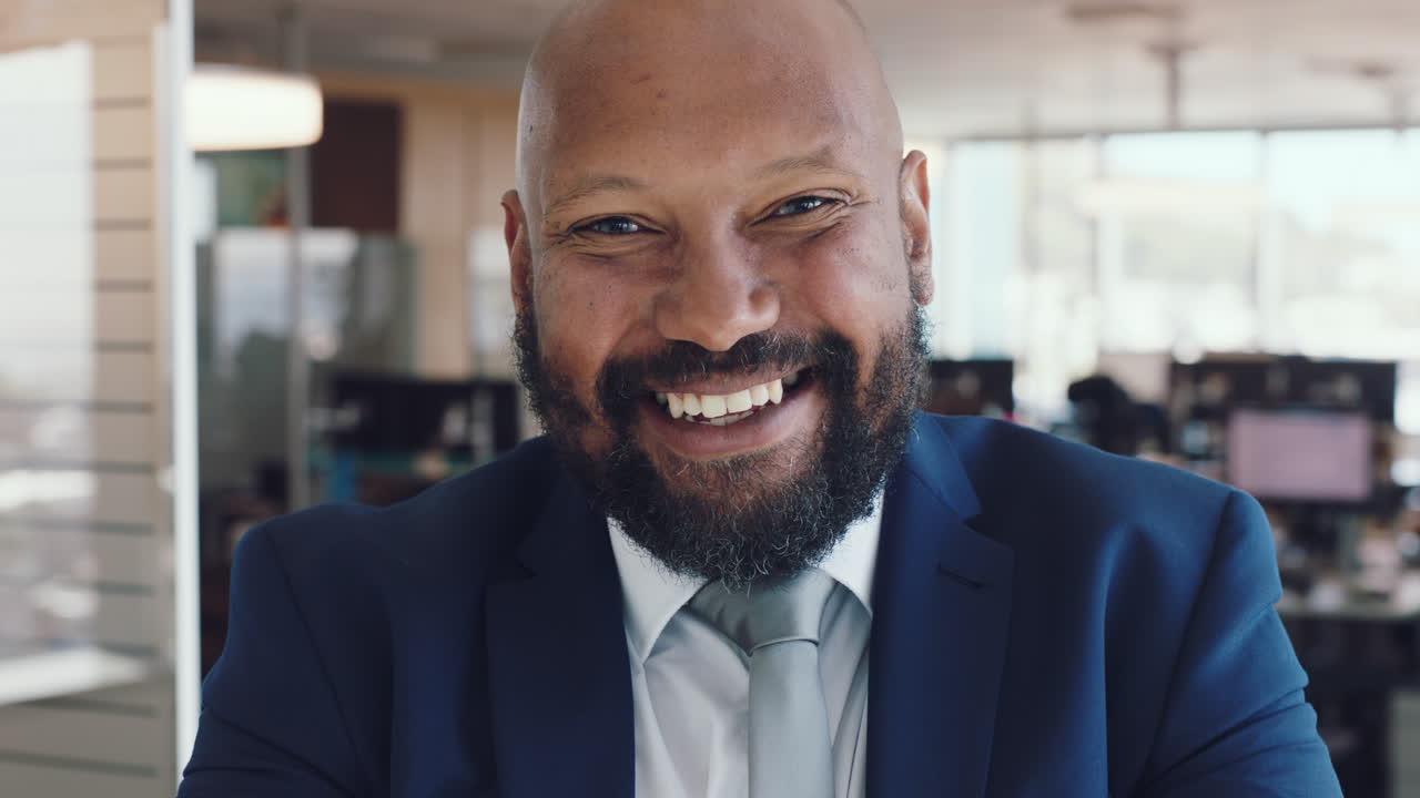 cara feliz, hombre de negocios con éxito en el lugar de trabajo