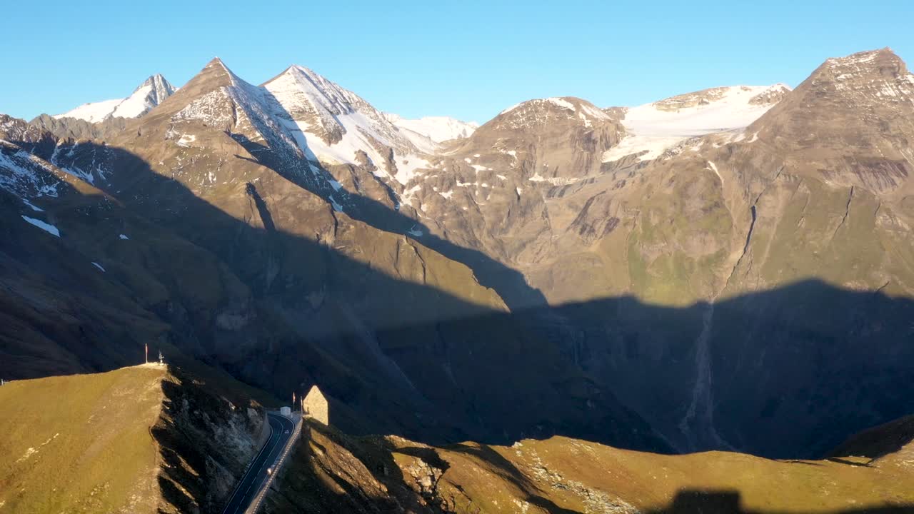 vista aérea de la cumbre edelweisspitze en la carretera alpina escénica de grossglockner, austria