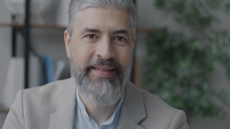 retrato de un hombre de negocios sonriente