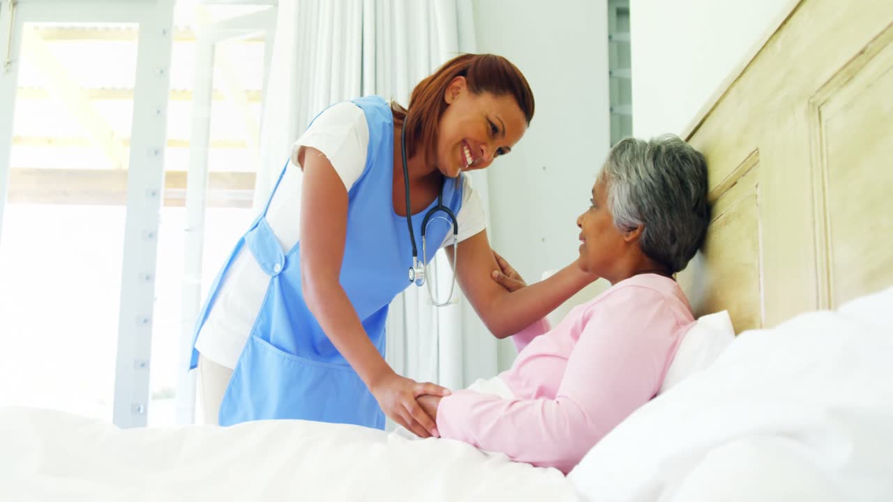 doctora reconfortando a una mujer mayor en la cama 4k