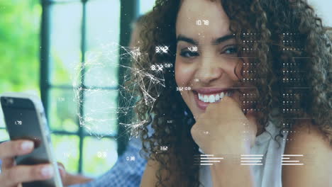 mujer sonriente usando un teléfono inteligente con animación de procesamiento de datos digitales sobre ella