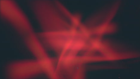 líneas rojas brillantes de movimiento en el cielo oscuro