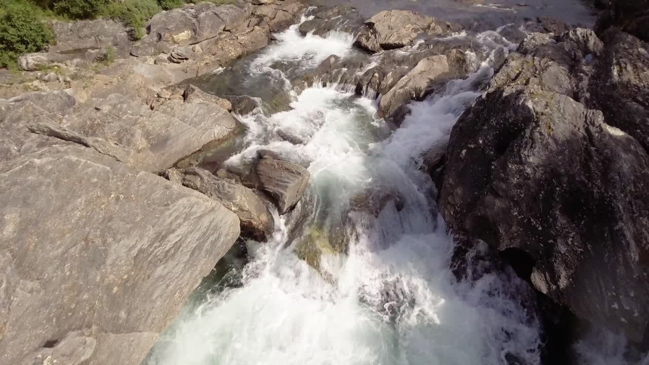 fotografía aérea de los rápidos fluviales en el norte de noruega