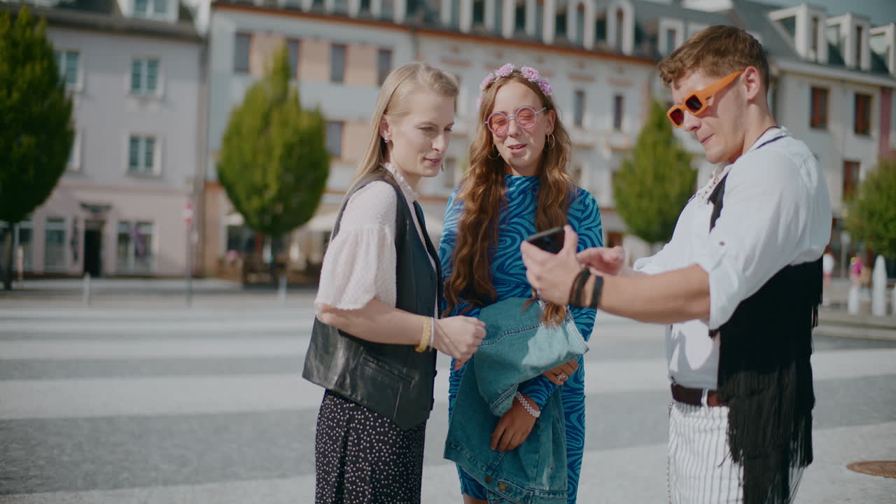 친구 들 이 도시 광장 에서 대화 를 즐기고 있다