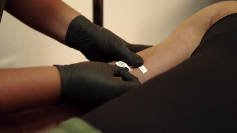 enfermera mexicana latina y soldado poner cinta adhesiva en iv goteo terapia intravenosa multivitaminas tratamiento vitaminas terapia músculo guapo en el centro de bienestar spa de la guardería