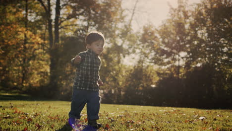 Un-Niño-Asiático-Feliz-Corre-Sobre-Hierba-Verde-Bajo-El-Sol.-Infancia-Feliz