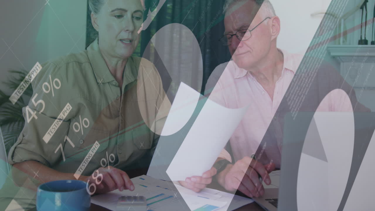 animación de la interfaz infográfica sobre la pareja caucásica senior analizando los gastos