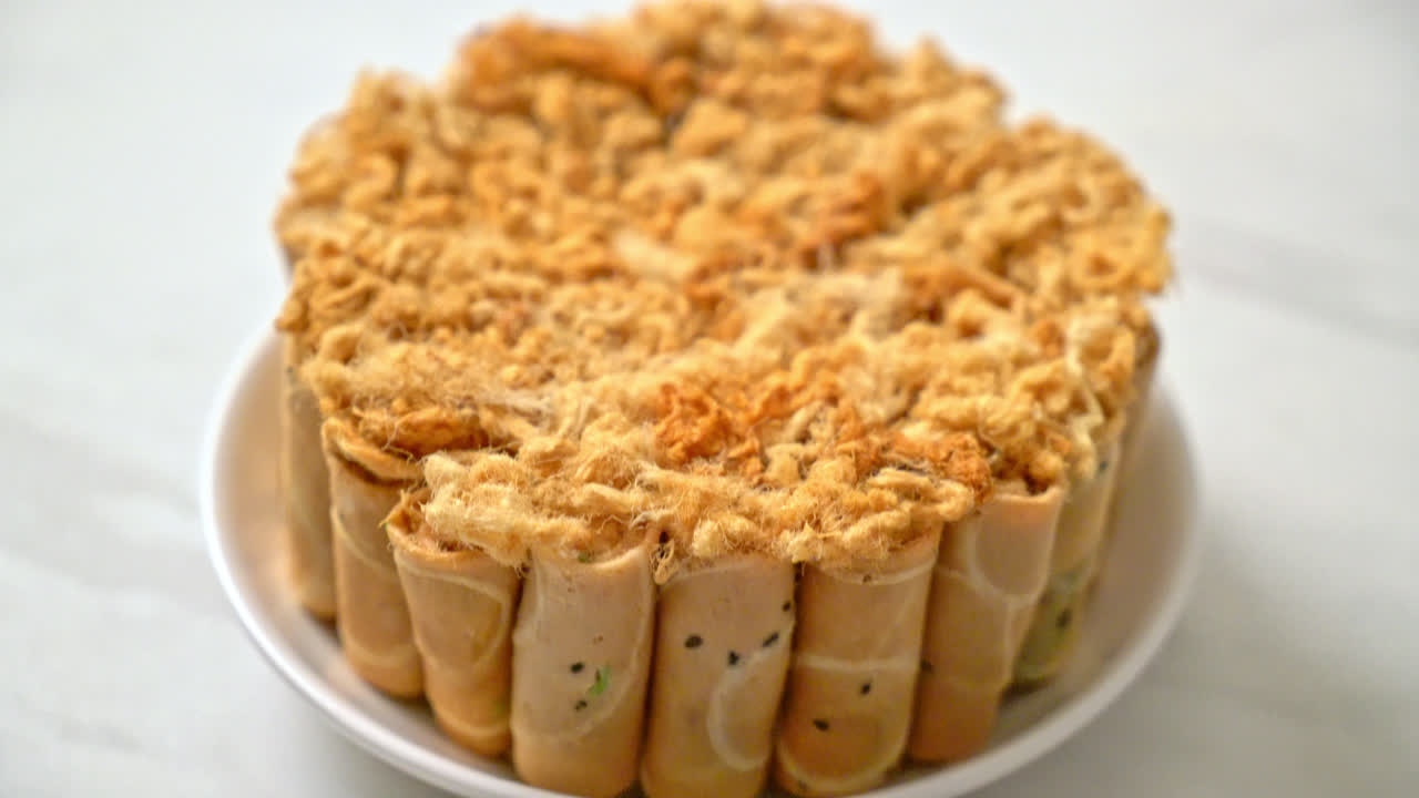 접시에 말린났습니다 돼지 고기와 바삭한 코코넛 롤