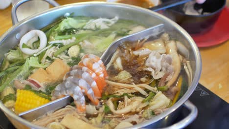 4k video pov al hotpot shabu shabu al estilo chino con verduras en una olla