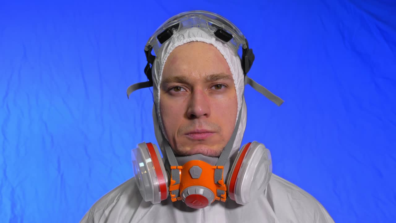 científico virólogo en respirador. hombre mira de cerca, usando una máscara médica de protección. concepto de seguridad de la salud n1h1 epidemia de coronavirus 2019 ncov.