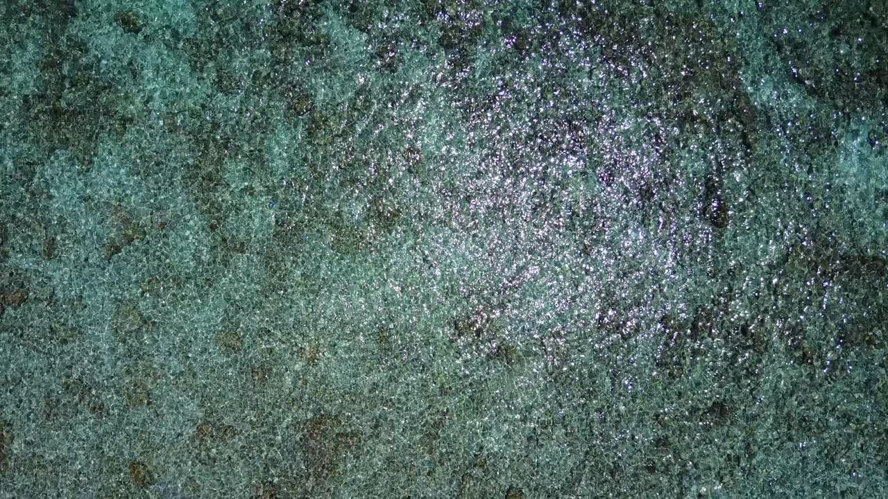 몰디브 섬의 티끌 하나 없는 맑은 바다, 4k의 하향식 공중 촬영