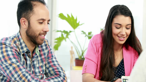 equipo de negocios creativos teniendo una reunión