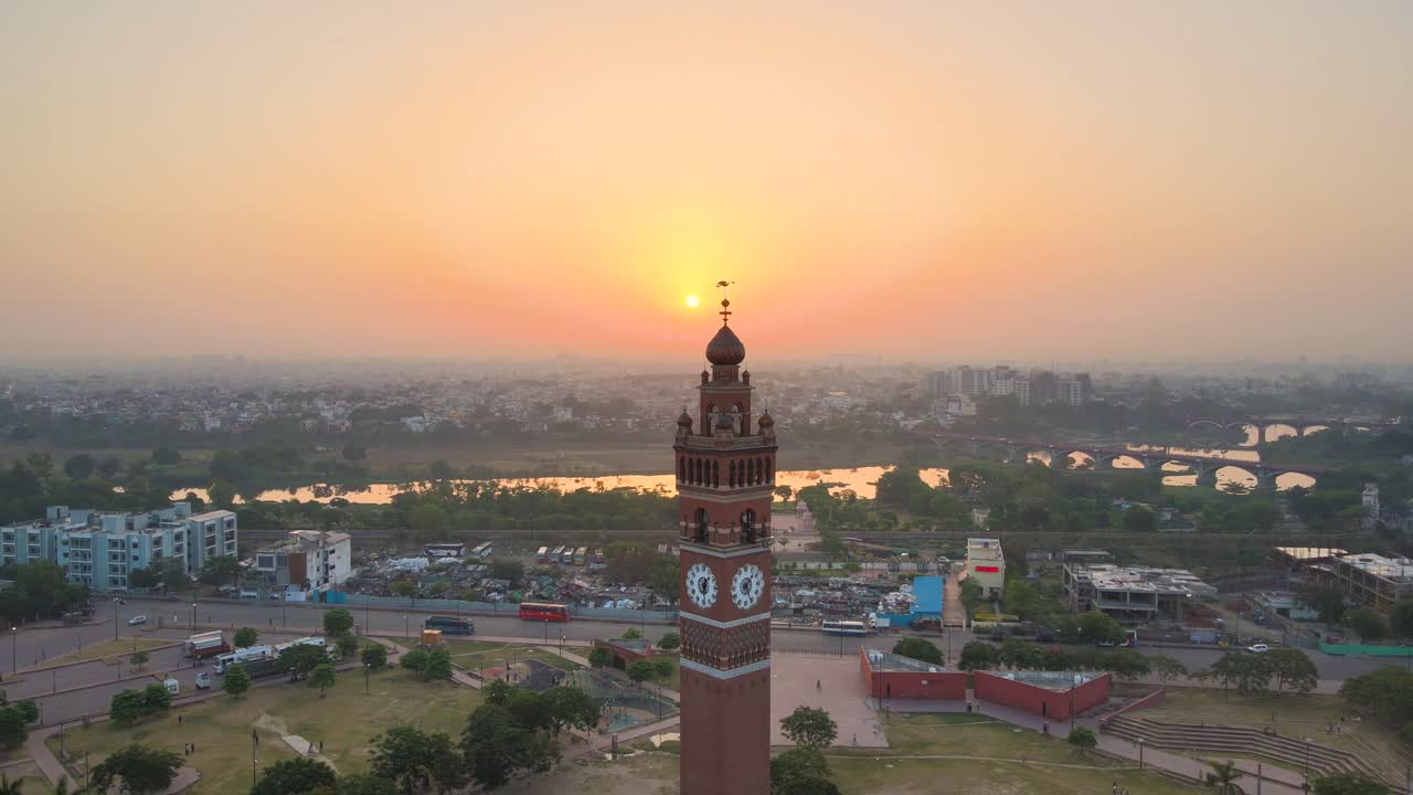 tomada aérea de la torre del reloj de lucknow, rodeada de calles y edificios históricos en el centro de la ciudad.