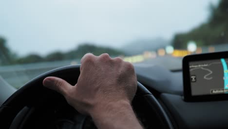 conduciendo en una autopista por la noche