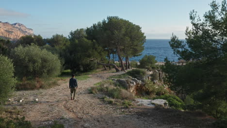 hombre haciendo senderismo en la naturaleza cerca de cassis en el sur de francia